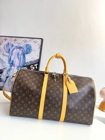 <p>   海外原单M12634独家实拍 本款 Keepall Bandouliere 50 旅行袋为 Monogram Macassar 帆布搭配明丽顶部手柄 可拆卸肩带和皮革名牌 再借条纹织物内衬道出品牌原版硬箱的灵感启发 尺寸 50×29×23cm</p>