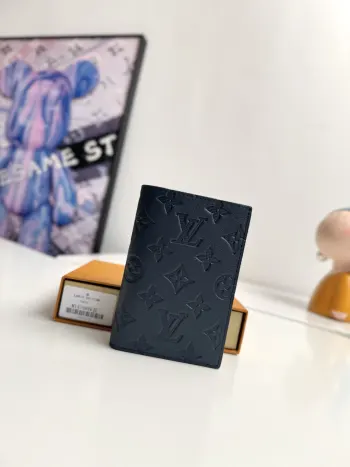<p>  海外原单M14798深蓝独家实拍 本款护照套取材柔软 Monogram Shadow 牛皮革 以 Monogram 压纹升级简约设计 卡位和贴袋可收纳收据 票据或其他物品 为漫漫旅途注入潮流格调 尺寸 14×10×2.5cm</p>