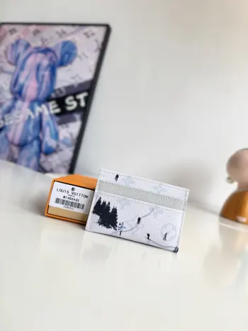 <p>  海外原单M14864白色独家实拍 本款 Double 卡夹出自父亲节系列 为 Colored Monogram 帆布融入袖珍运动场景印花 以牛皮革内衬完善经典格调 卡片夹层和中央口袋实现有序收纳 尺寸 11×7×1.5cm</p>