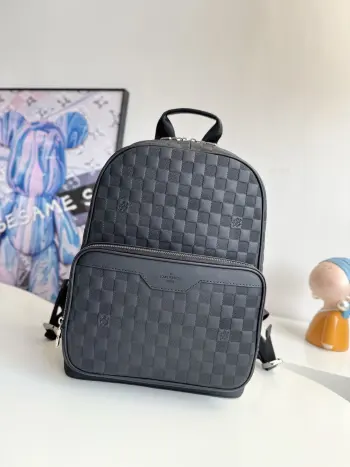 <p>  海外原单N40094独家实拍 本款 Campus 双肩包的Damier Infini 牛皮呈现银色光泽 品牌经典 Damier 棋盘格以压纹质感重新演绎 银色拉链聚焦视线 多内袋及外侧拉链隔层设计契合实用主义 尺寸 39×30×13cm</p>