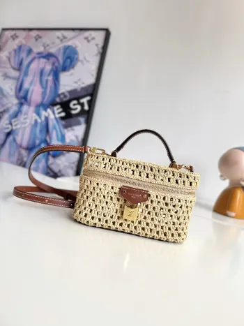 <p>  海外原单M14303独家实拍  Vanity Chain Pouch 手袋加入度假系列 可轻松点亮户外场合或惬意假期 色彩素雅的拉菲草包身搭配撞色牛皮革饰边 LV 铭纹挂锁等金属件更添精致细节 尺寸 19×11.5×6.5cm</p>