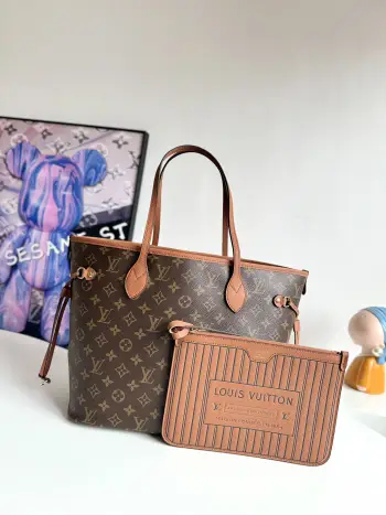 <p>  海外原单M12061独家实拍  Neverfull Inside Out 中号手袋以 Monogram 帆布与粒面皮革演绎崭新双面设计 其可拆卸口袋便于轻松化身外袋或精巧肩背包 尺寸 31×28×14cm</p>