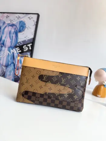 <p>  海外原单M26015独家实拍 本款 Pochette Voyage Souple 手拿包取材经典 Monogram 涂层帆布 依托日本 Boro 拼布工艺为包身融入 Damier 和 Monogram Reverse 帆布贴饰 以品牌经典图案组合诠释摩登格调 尺寸 30×21×7.5cm</p>