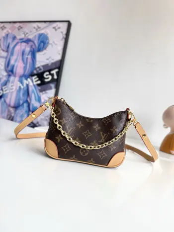 <p>  海外原单M25519独家实拍 本款 Nano Boulogne 手袋以经典 Monogram 帆布致意品牌传承 再借撞色皮革饰边点亮新季设计 玲珑构型令昼夜所需轻松随行 可拆卸金属链条实现灵活背携 尺寸 19×13×8cm</p>