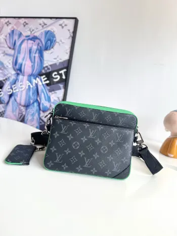 <p>   海外原单M26052独家实拍 本款 Trio 邮差包取材 Monogram Eclipse 涂层帆布 以鲜明牛皮革彰显摩登风尚 拉链前袋固定于主隔层 肩带处配有小号零包 二者均可取下单独使用 尺寸 25×18.5×7cm</p>