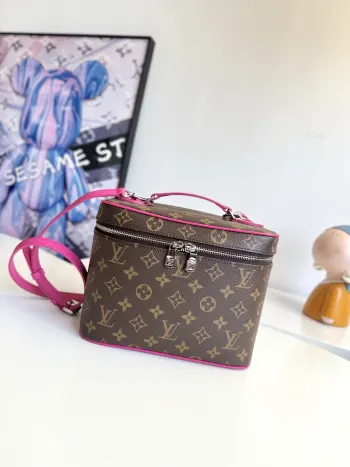 <p>  海外原单M14886独家实拍 本款 Nice BB 化妆包取材经典 Monogram 帆布 为镶边 顶部手柄和可水洗内衬渲染亮丽色彩 灵感源自品牌初代硬箱的丝带装饰 内里和顶部翻盖分别设有贴袋和隐藏式拉链袋 尺寸 24×18×14.5cm</p>
