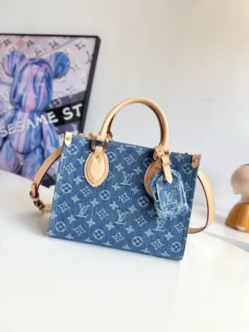 <p>    海外原单M14633独家实拍 本款 OnTheGo 小号手袋为经典 Monogram 丹宁布勾勒牛皮革饰边 搭配耀目金属件和磁扣翻盖开合 充裕空间可容纳平板电脑和日常所需 可拆卸肩带实现手提或斜挎 尺寸 25×19×11.5cm</p>