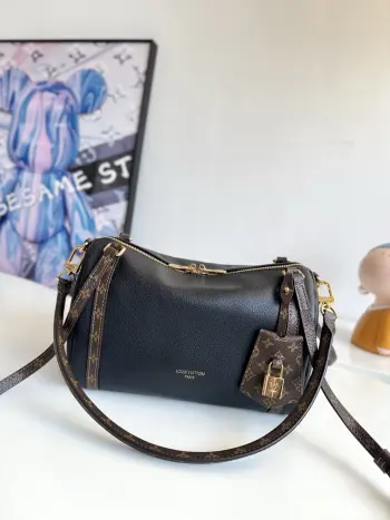 <p>  海外原单M26039独家实拍 本款 Express 小号手袋堪称都市臻品 其设计灵感源自品牌经典 Keepall 旅行袋 选用细腻牛皮革精心打造 饰以 Monogram 经典花纹镶边与内衬 搭配金属件及标志性钥匙包与挂锁 尽显路易威登旅行传统的精髓 精巧尺寸恰能收纳日常随身物件 多种背法随心切换 契合现代都市生活 尺寸 26×17×13.5cm</p>
