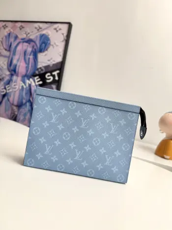<p>  海外原单M61692浅蓝独家实拍 此款小巧而时髦Pochette Voyage中号手包 功能多样 既可作为旅行袋放于包中 亦可持于手中 展现时尚风格 宽敞的包内空间加上撑板设计 方便取用私人必备品 尺寸  26×20×5cm</p>