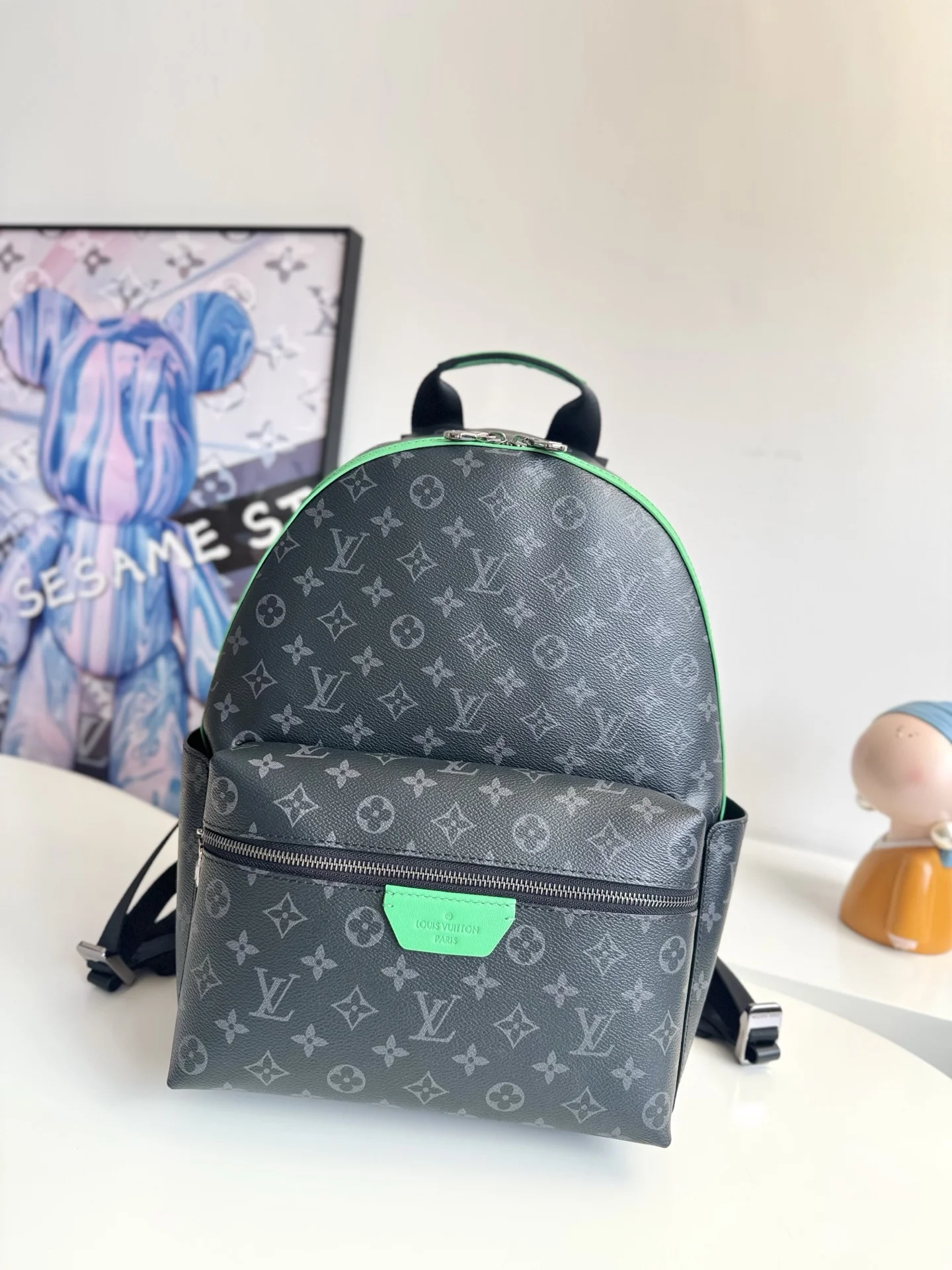 原单LV双肩包|高仿LV双肩包|精仿LV双肩包|一比一LV双肩包<p>   海外原单M25887独家实拍 本款 Discovery 小号双肩包拼接 Monogram Eclipse 帆布和鲜明牛皮革 搭配彩色织物内衬 为经典设计注入前卫气息 拉链前袋和开放式侧袋方便存取日常所需 另有内贴袋和可存放 14 寸笔记本电脑的加衬袋 尺寸 38×29×20cm</p>