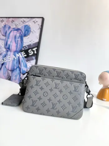 <p>    海外原单M46603独家实拍 本款 Trio 邮差包取材 Monogram 压纹牛皮革 拉链前袋和肩带处的小号零包均可拆卸 与主隔层共同丰富功能设计 可拆卸并调节的提花织物肩带标注品牌标识 成就舒适肩背和斜挎体验 尺寸 25×18.5×7cm</p>