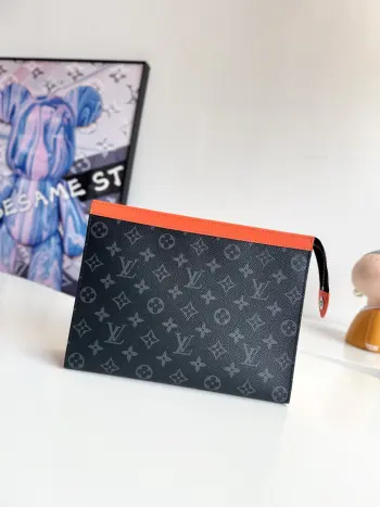 <p>  海外原单M26031橙色独家实拍 Pochette Voyage 中号手拿包取材 Monogram Eclipse 涂层帆布 以明丽皮革饰边传递动感气息 卡片夹层和内贴袋有序收纳随行所需 携于手中或收入旅行袋皆宜 尺寸 27×21×6cm</p>