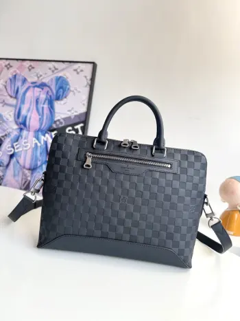 <p>   海外原单N41019独家实拍 此款由柔软Damier Infini格纹皮革裁制而成的Avenue Soft公文包拥有多种背携方式 十分实用 可存放一台15英寸手提电脑 尺寸 38×28×10cm</p>
