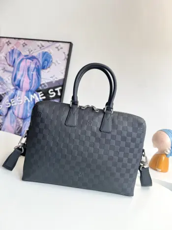 <p>   海外原单N48224压格独家实拍 Porte-Documents Jour 公文包采用了柔软的Damier Infini皮革 对都市男性而言 该款包袋具有很高的实用度 有多种背挎方式 包的前部口袋采用拉链封口 可以容纳一台15英寸的笔记本电脑 尺寸 37×28×6cm</p>