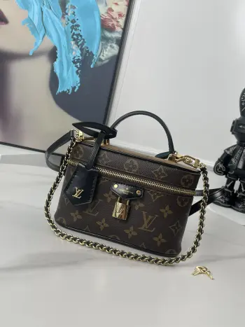 <p>  海外原单M47125独家实拍  Vanity Chain Pouch 手袋向经典化妆箱汲取灵感 以 Monogram 帆布诠释旅行精神 顶部手柄和可拆卸编织链条融入皮革素 与包身的简明线条相互映衬 LV 铭纹挂锁和皮革钥匙包延续标志性细节 尺寸 19×11.5×6.5cm</p>