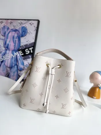 <p> 海外原单M14401独家实拍 本款 NéoNoé 中号手袋以经典 Monogram Empreinte 皮革演绎同色美学 借耀目链条装饰释放当季新意 齐整内里设有多重隔层 可拆卸收纳袋方便存放随身小物 尺寸 26×26×17.5cm</p> <p> 海外原单M14401独家实拍 本款 NéoNoé 中号手袋以经典 Monogram Empreinte 皮革演绎同色美学 借耀目链条装饰释放当季新意 齐整内里设有多重隔层 可拆卸收纳袋方便存放随身小物 尺寸 26×26×17.5cm</p>