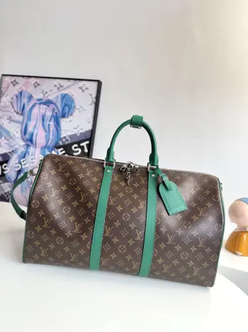 <p>   海外原单M12630独家实拍 本款 Keepall Bandouliere 50 旅行袋为 Monogram Macassar 帆布搭配明丽顶部手柄 可拆卸肩带和皮革名牌 再借条纹织物内衬道出品牌原版硬箱的灵感启发 尺寸 50×29×23cm</p>