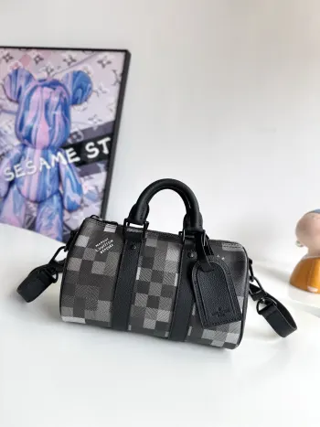 <p>  海外原单M14919独家实拍 本款 Keepall Bandoulière 25 手袋取材 Damoflage Black 涂层帆布 生动再现 Pharrell Williams 创意美学下的 Damier Graphite 图案 经典格纹呈现像素化效果 并以深邃色调营造别致迷彩外观 顶部手柄与可拆卸并调节的肩带提供多种背携选择 尺寸 25×15×11cm</p>
