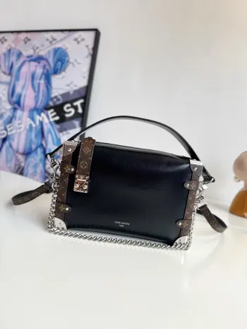 <p>  海外原单M15195独家实拍 本款 Side Trunk Vibe 手袋以前卫设计重塑品牌经典 Side Trunk 箱型轮廓 其灵感源自路易威登传统旅行箱 采用光滑亮面 Vibe 质感牛皮革打造 饰以皮革包覆的铆钉框架与金属 S-lock 锁扣 尽显摇滚型格 得益于可拆卸链条 可拆卸皮革提手及可调节皮质肩带的多重设计 提供丰富背携选择 尺寸 23.5×16×8.5cm</p>