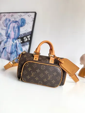 <p>   海外原单M14981独家实拍 本款 Keepall 25 Cargo 手袋出自 Monogram Archive 系列 为 Monogram 帆布搭配做旧牛皮革饰边 娓娓道出复古格调 金属质感珠饰拉链头与可拆卸皮革名牌彰显品牌匠心细节 正面拉链口袋与主隔层再添功能考量 尺寸 25×15×11cm</p>