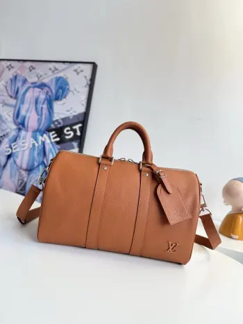 <p>  海外原单M25980独家实拍  Keepall Bandouliere 35包采用蜡牛皮 其坚固耐用和轻微细粒纹理而脱颖而出 这款功能型号的内部配以配色面料 足够宽敞 可以容纳日常必需品 这款包从LV Aerogram系列中凸起的LV首字母 尺寸 34×21×16cm</p>