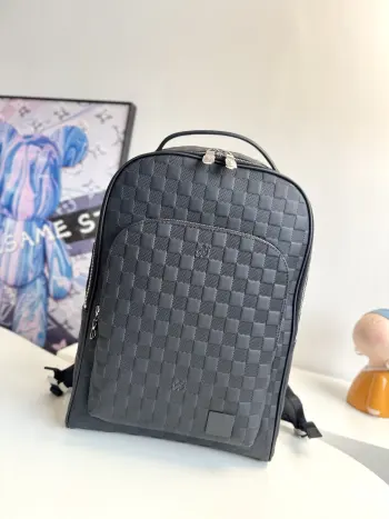 <p>  海外原单N40501独家实拍 Avenue 双肩包为Ahx Damier Infini 皮革含蓄铺陈棋盘格纹 于商务和休闲场合展露儒雅风范 拉链开启前袋 主隔层和后侧衬垫隔层 顶部手柄和肩带实现手提和肩背选择 尺寸 40×31×15cm</p>