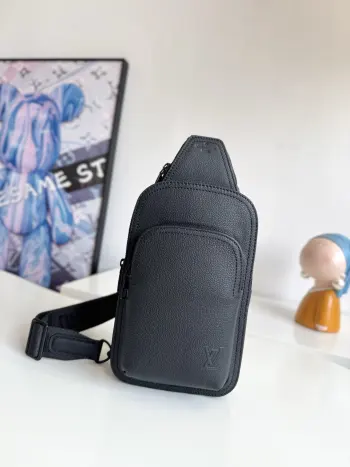 <p>  海外原单M15255独家实拍 兼具优异耐久性和柔韧性的皮革 Avenue Sling Bag PM  在 LV Aerogram 系列的LV首字母上进行了压花处理 主隔间 拉链式前口袋 小三角形拉链式口袋的设计 可以用可调节的肩带从任意一侧肩部佩戴 尺寸 33×16×5.7cm</p>