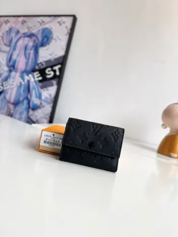 <p> 海外原单M12635独家实拍 這款優雅的Victor錢包以Monogram Shadow牛皮製作 可放置零錢 名片 紙幣和票據 格外實用 尺寸 11.5×9×2.5cm</p> <p> 海外原单M12635独家实拍 這款優雅的Victor錢包以Monogram Shadow牛皮製作 可放置零錢 名片 紙幣和票據 格外實用 尺寸 11.5×9×2.5cm</p>