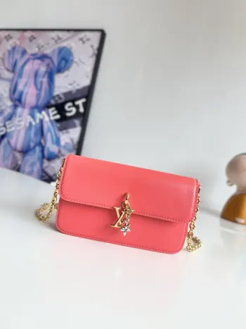 <p>    海外原单M14548独家实拍 本款 Wallet On Chain 手袋出自路易威登 LV Bloom 系列 以牛皮革裁出时髦且实用的构型 灵感源自品牌经典 Monogram 图案的装饰点缀其上 充裕空间可收纳智能手机 撞色金属件更添优雅韵致 尺寸 20×11.5×4cm</p>