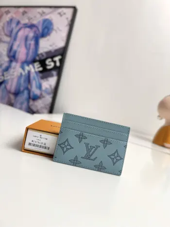 <p>  海外原单M14791冰蓝独家实拍 此款采用柔软 Monogram Shadow 牛皮革的卡片夹风格靓丽而时髦 体积小巧 可轻松收入口袋中 配有中央口袋与四个插槽 可存放信用卡 飞机与车船票以及名片 尺寸 11×7×1.5cm</p>