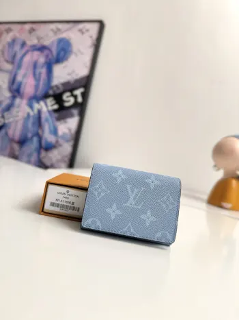 <p>  海外原单M14118浅蓝独家实拍  ENVELOPPE CARTE DE VISITE 名片夹 采用Damier Graphite涂层帆布面料 此款修长而精致的Enveloppe Carte de Visite名片夹可轻松放入口袋或包袋中 摁扣开合设计 安然存放名片与信用卡 尺寸 10.5×8cm</p>