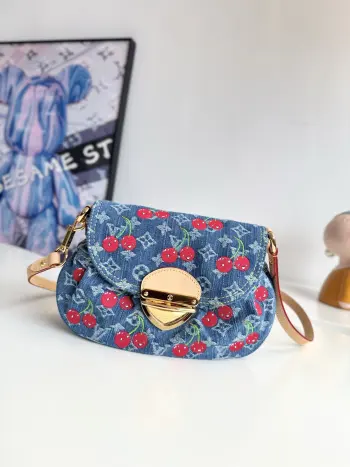 <p>   海外原单M13680独家实拍 本款 Sunset 手袋取材 Monogram 丹宁布 以复古笔触塑造圆润构型 再借醒目插扣点亮设计 明丽樱桃刺绣彰显路易威登 x 村上隆复刻系列的灵动格调 饰钉皮革肩带完善整体 尺寸 27×18×3cm</p>