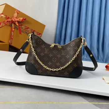 <p>   海外原单M45831独家实拍 Boulogne 手袋取材经典 Monogram 帆布 配有双拉链和可容纳 iPhone 12 Pro 手机的宽敞内贴袋 可调节肩带实现斜挎或肩背 取下即可化身小号链条包或手拿包 尺寸 26×16×9.5cm</p>