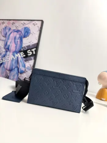 <p>  海外原单M81115深蓝独家实拍  Gaston Wearable Wallet 手袋脱胎于路易威登 Pochette Voyage 手拿包 以 Monogram Shadow 皮革裁出适宜尺寸 可容纳手机等出行所需 可拆卸并调节的肩带配有可拆卸卡夹 是放置免触支付设备或交通卡的理想之所 尺寸 22×14.5×4.5cm</p>