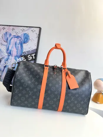 <p>  海外原单M15251独家实拍 本款 Keepall Bandouliere 45 旅行袋取材Monogram Eclipse 帆布 以明丽色调勾勒皮革侧带 手柄和镶边 搭配织物内衬和拉链内袋 可调节并拆卸的宽幅肩带拓展背携选择 令随身上机的紧凑构型灵活伴行 尺寸 45×27×20cm</p>