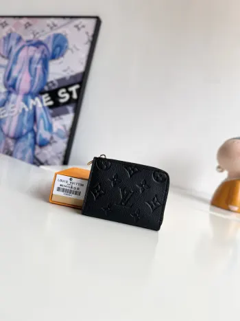<p>  海外原单M83476压花独家实拍 這款Noa小型錢包以經典Monogram帆布製作 採用小巧的正方形設計 11×8.5×1.5cm</p>