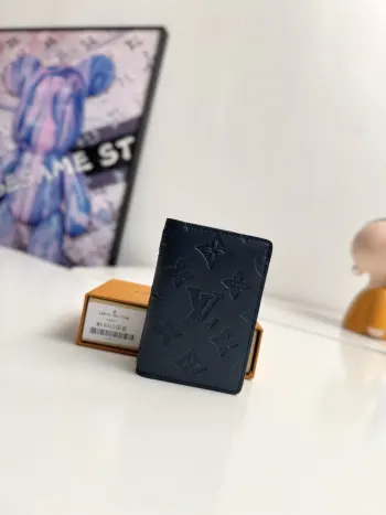 <p>  海外原单M14915深蓝独家实拍 本款口袋夹取材柔软 Monogram Shadow 牛皮革 以 Monogram 压纹和牛皮革内衬彰显考究格调 紧凑构型设有卡位 内袋和外袋 成就舒适随行体验 尺寸 11×7.5cm</p>