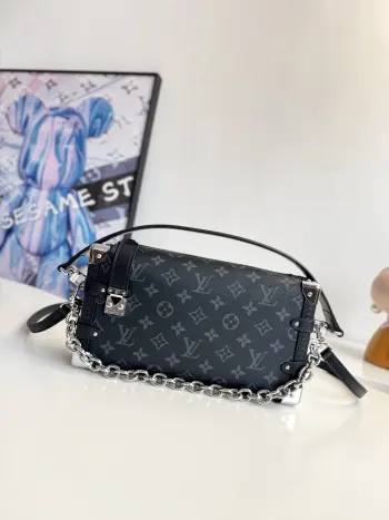 <p> 海外原单M26226独家实拍 Side Trunk 系列推出 East West 版本 以 Monogram Eclipse 帆布塑造经典设计 柔软廓形囊括充裕空间 S-lock 锁扣 硬箱包角和莹泽链条延续标志性笔触 手提或通过可拆卸长肩带斜挎皆宜 成就日常出行佳选 尺寸 28×15×7cm</p> <p> 海外原单M26226独家实拍 Side Trunk 系列推出 East West 版本 以 Monogram Eclipse 帆布塑造经典设计 柔软廓形囊括充裕空间 S-lock 锁扣 硬箱包角和莹泽链条延续标志性笔触 手提或通过可拆卸长肩带斜挎皆宜 成就日常出行佳选 尺寸 28×15×7cm</p>
