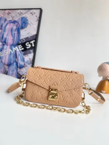 <p>   海外原单M14322独家实拍 本款 Pochette Metis East West 手袋身披 Epi 皮革亮相 Monogram Empreinte 系列 以 S-lock 锁扣和可拆卸链条等耀目金属件展露摩登风范 多重隔层 中央拉链口袋和拉链外袋实现有序收纳 尺寸 21.5×13.5×6cm</p>
