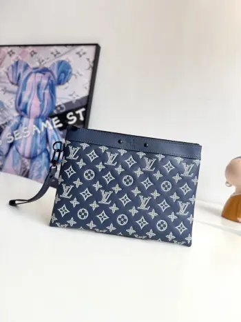 <p>   海外原单M83382独家实拍 本款 Pochette To-Go 手拿包取材考究 Monogram Shadow 压纹牛皮革 以拉链开启充裕空间 便于收纳票据 手机和其他个人物品 亦可搭配可拆卸腕带使用 尺寸 30×21.5×1cm</p>