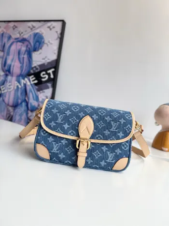 <p>    海外原单M13070独家实拍 本款 Diane 手袋为经典 Monogram 丹宁布点缀撞色牛皮革饰边和耀目金属件 以摩登笔触演绎新季意趣 拉链内袋可妥善收纳贵重物品 可拆卸皮革肩带实现多种背携方式 尺寸 24×15×9cm</p>