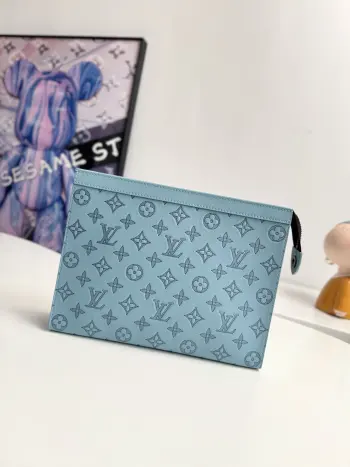 <p>  海外原单M61692冰蓝独家实拍 此款小巧而时髦Pochette Voyage中号手包取材 Taiga 荔枝纹牛皮 功能多样 既可作为旅行袋放于包中 亦可持于手中 展现时尚风格 宽敞的包内空间加上撑板设计 方便取用私人必备品 尺寸  26×20×5cm</p>