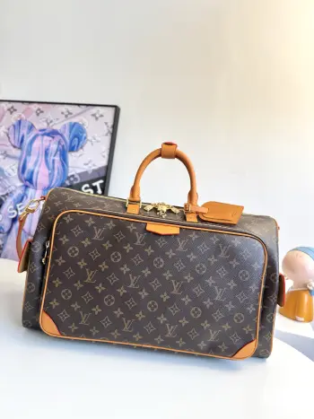 <p>   海外原单M14735独家实拍 本款 Keepall Cargo 50 旅行袋出自 Monogram Archive 系列 以摩登笔触致意品牌经典设计 Monogram 涂层帆布包身融入做旧牛皮革饰边和耀目金属件 主隔层与前袋的拉链头点缀金属质感珠饰 彰显 Pharrell Williams 的新锐巧思 尺寸 52×29×23cm</p>