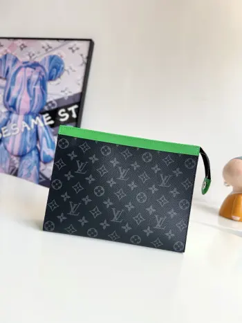 <p>  海外原单M26031绿色独家实拍 Pochette Voyage 中号手拿包取材 Monogram Eclipse 涂层帆布 以明丽皮革饰边传递动感气息 卡片夹层和内贴袋有序收纳随行所需 携于手中或收入旅行袋皆宜 尺寸 27×21×6cm</p>