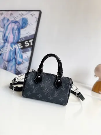 <p>  海外原单M26573独家实拍 本款 Nano Speedy 手袋采用帆布塑造玲珑构型 以 Monogram Eclipse 图案传递优雅风尚 轻松点亮昼夜造型 莹泽金属件流露考究气息 充裕空间可容纳短款夹等日常所需 可拆卸肩带实现多种背携方式 尺寸 16×10×7.5cm</p>