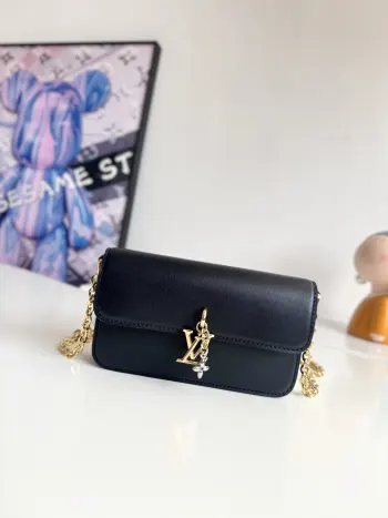 <p>    海外原单M14564独家实拍 本款 Wallet On Chain 手袋出自路易威登 LV Bloom 系列 以牛皮革裁出时髦且实用的构型 灵感源自品牌经典 Monogram 图案的装饰点缀其上 充裕空间可收纳智能手机 撞色金属件更添优雅韵致 尺寸 20×11.5×4cm</p>