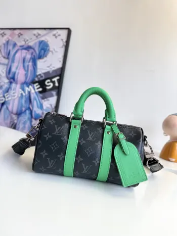 <p>    海外原单M25885独家实拍 本款 Keepall Bandouliere 25 手袋拥有 Monogram Eclipse 帆布的摩登风尚 搭配做旧金属件和明丽皮革制成的侧带 手柄及名牌 紧凑构型适宜都市出行 辊压手柄和可拆卸并调节的织物肩带实现多种背携选择 尺寸 25×15×11cm</p>