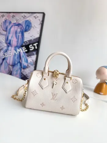 <p>  海外原单M14291独家实拍 本款 Speedy Bandouliere 20 手袋焕新品牌经典 Monogram Empreinte 皮革 以相同色调勾勒图案轮廓 再以条纹内衬 耀目挂锁和可拆卸链条丰富细节 紧凑构型可容纳日常所需 手提或斜挎皆宜 尺寸 20.5×13.5×12cm</p>