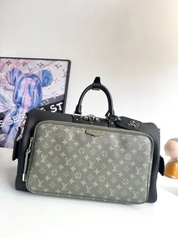 <p> 海外原单M12690独家实拍 本款 Keepall Bandoulière 50 旅行袋出自 LV Park 系列 为粒面皮革包身巧妙融入 Monogram 涂层帆布拉链侧袋 可拆卸 LV Lovers 绒面名牌印证品牌身份 尺寸 50×29×23cm</p> <p> 海外原单M12690独家实拍 本款 Keepall Bandoulière 50 旅行袋出自 LV Park 系列 为粒面皮革包身巧妙融入 Monogram 涂层帆布拉链侧袋 可拆卸 LV Lovers 绒面名牌印证品牌身份 尺寸 50×29×23cm</p>