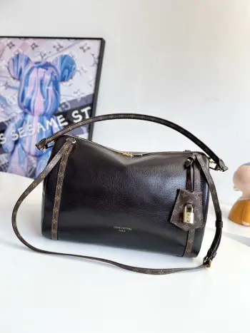 <p>  海外原单M26359独家实拍 本季 Express 中号手袋专为现代女性匠心打造 本款标志性设计采用牛皮革包身搭配 Monogram 经典帆布饰边 Monogram 提花内衬致敬品牌悠久传承 成就都市生活佳选 可随心切换多种背法 点睛之笔的钥匙包与挂锁 为整体设计增添点睛精妙细节 尺寸 36×24×18.5cm</p>